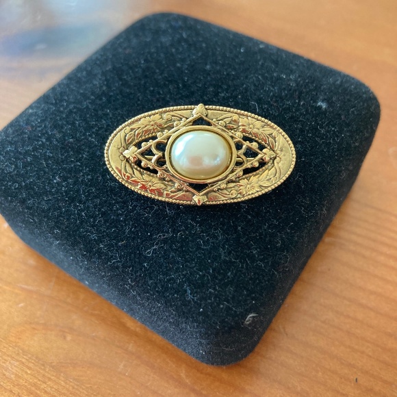 Faux pearl and gold brooch - Picture 1 of 1